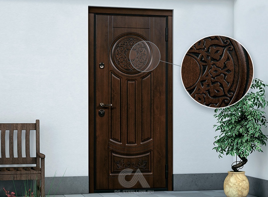 Металлическая дверь Лео для квартиры, вид в интерьере